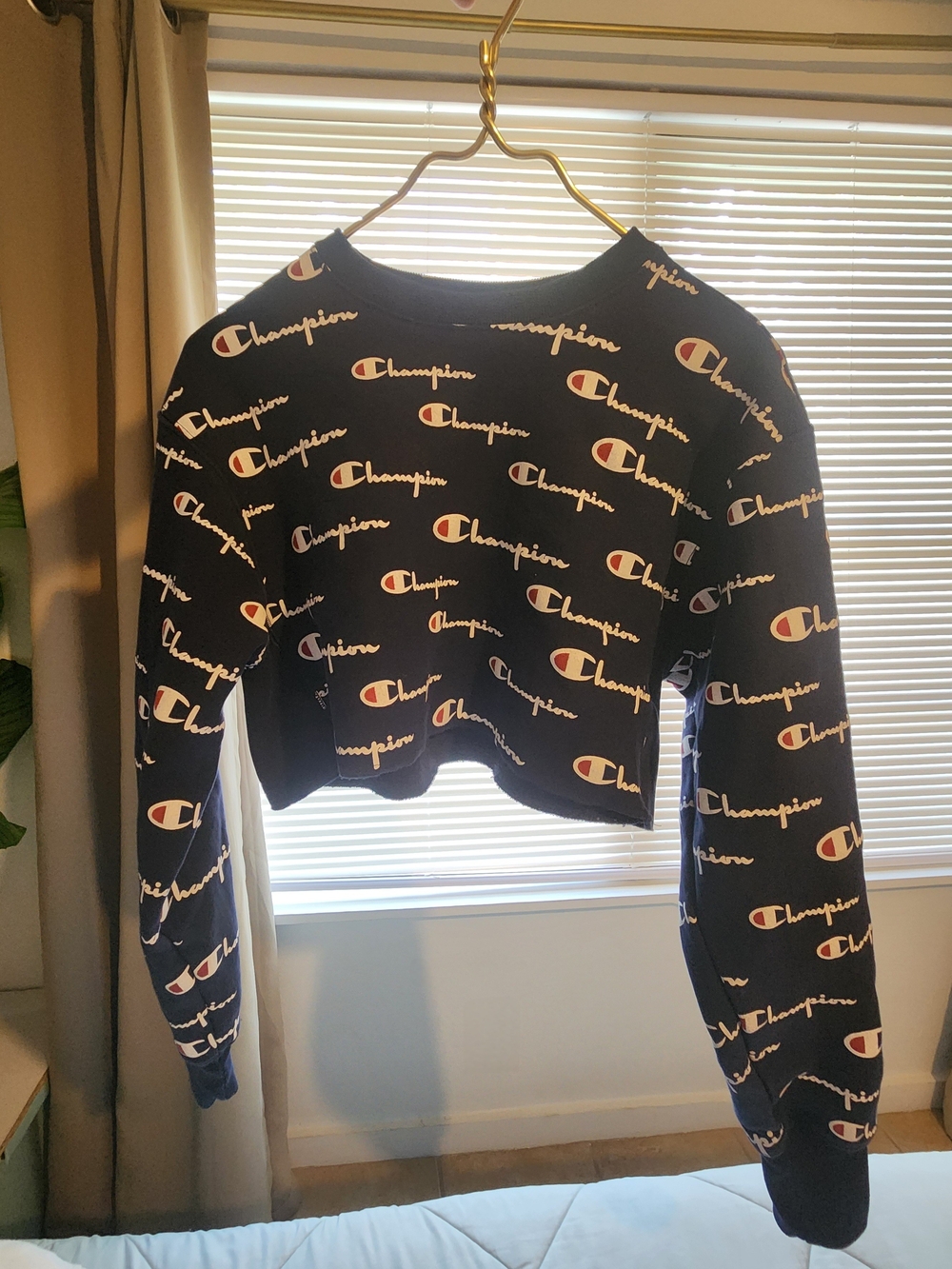 Champion Women's Navy Blue Cropped Logo Sweatshirt